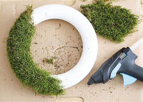 Postup lepenia kávových zŕn na polystyrénový veniec