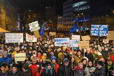 Ilustrácia symbolizujúca slobodu a demokraciu, prípadne študentské protesty