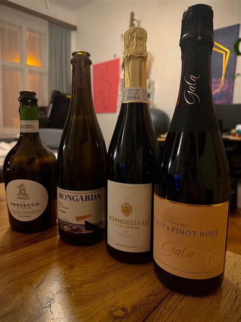 Rôzne fľaše vermutu Martini a šumivého vína
