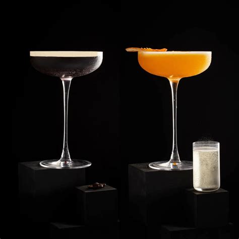 Rôzne koktaily Martini, ako Dry Martini, Espresso Martini a Pornstar Martini, podávané v elegantných pohároch