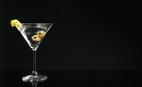 Pohár na Martini s olivou a plátkom citrónu
