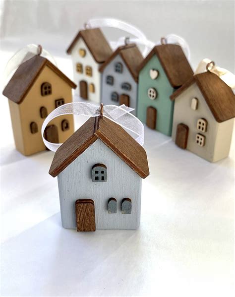 Farebná schéma vianočných ozdôb od tradičnej červenej až po modernú jemnú hnedú