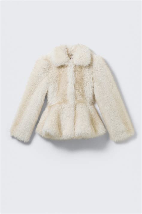 detail jemnej umelej kožušiny svadobného bolerka