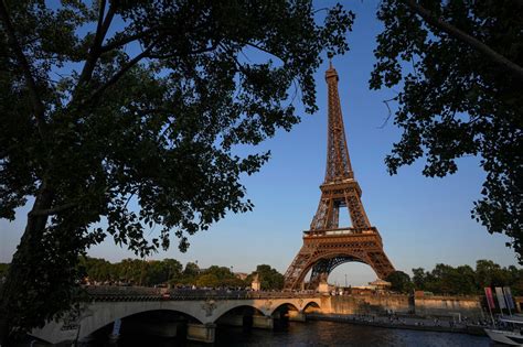 Eiffelova veža v Paríži s novoročnou výzdobou