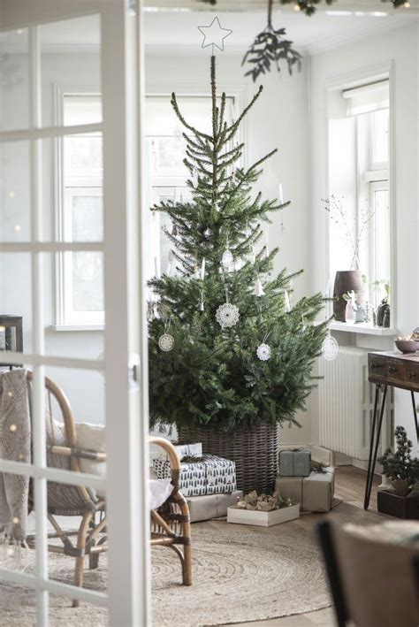 interiér paláca Holyroodhouse s vianočnou výzdobou a stromčekmi