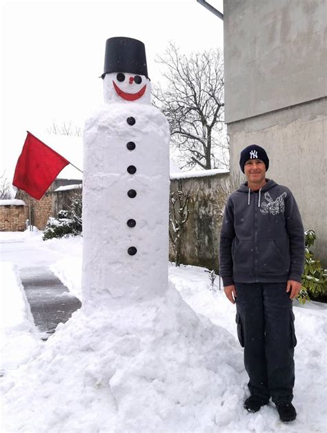 Veľký snehuliak z plastových fliaš v záhrade