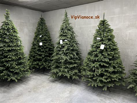 Koláž typov ihličia umelých vianočných stromčekov (2D, 3D, Full 3D)