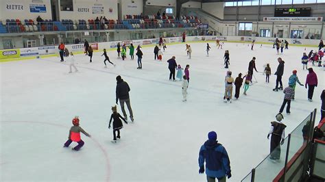 Tematická fotografia rodín korčuľujúcich v maskách na ľade