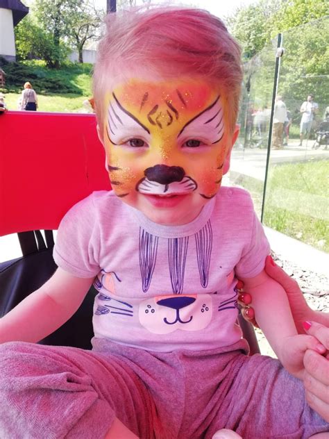 Fotografia detí s maľovaním na tvár na karnevale