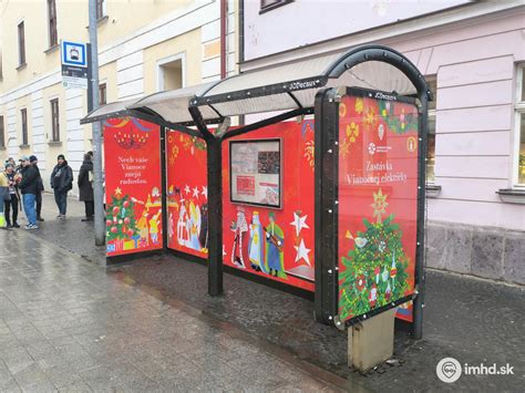 ilustrácia vianočnej atmosféry s vianočným pozdravom a ihličím