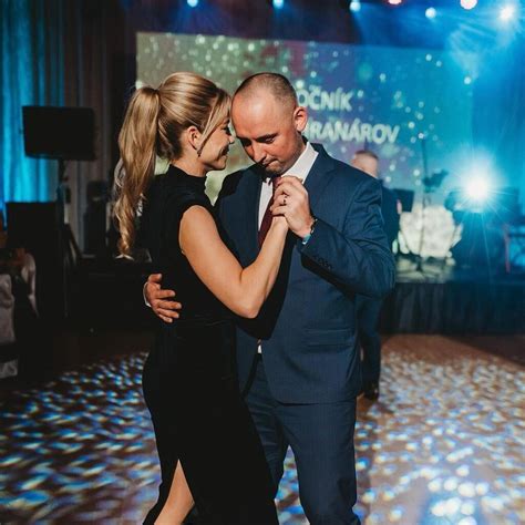 Ilustračná fotografia šťastného svadobného páru na tanečnom parkete