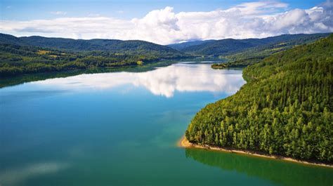 panoramatický záber na tyrkysovú vodnú hladinu lomu obklopenú strmými svahmi