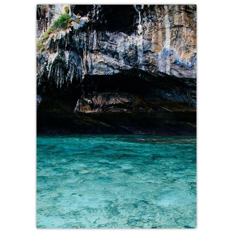 detailná fotografia tyrkysovej hladiny vody s odrazom skál