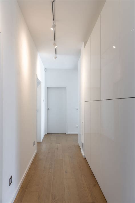 Ukážka rôznych typov osvetlenia v chodbe