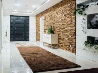 Ukážka kombinácie rôznych materiálov na stenách chodby