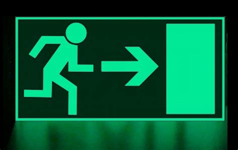 Ilustrácia označenia únikových ciest a voľného priechodu v chodbe