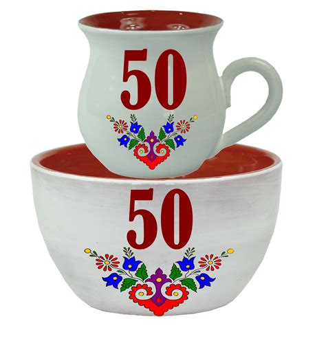 detail ručne maľovaného pohára so slnečnicou a číslom 50