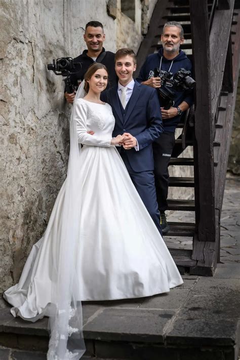 fotografia dvoch kameramanov pri práci počas svadobného obradu