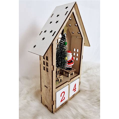 Vianočný domček s dreveným adventným kalendárom