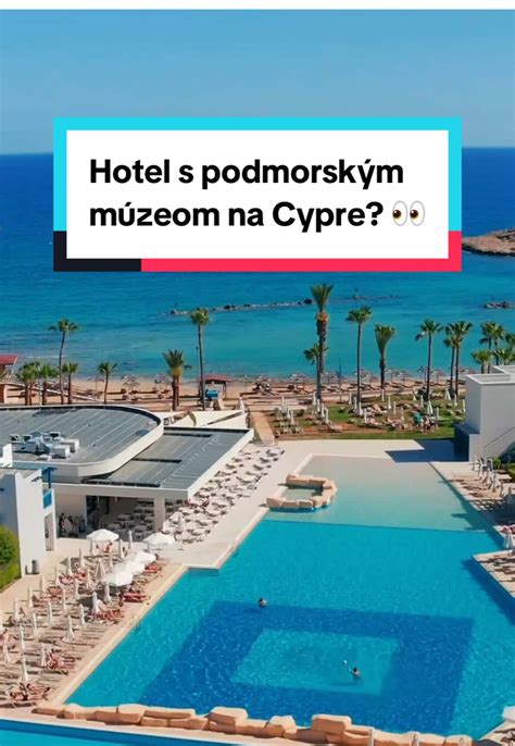 Detail travertínových sôch na priečelí hotela symbolizujúcich pohostinnosť