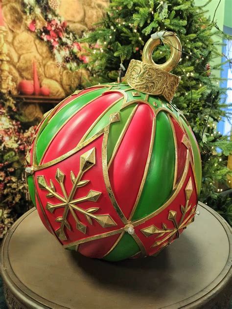 Svietiaca vianočná guľa z pletiva s LED svetielkami