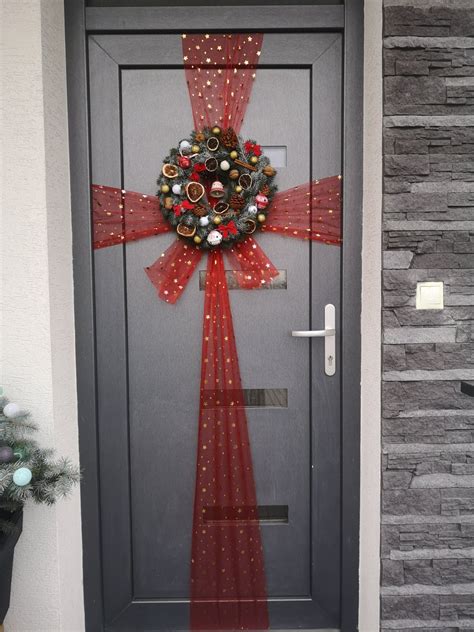 Vianočná dekorácia na dvere z farebných guľôčok a mašle