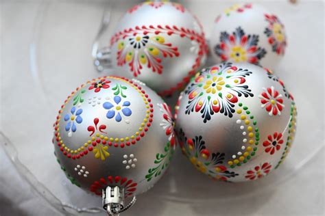 Farebné papierové vianočné gule zavesené na konári