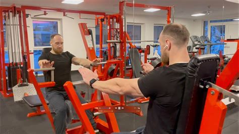 fotografia muža cvičiaceho s činkami alebo na bicykli