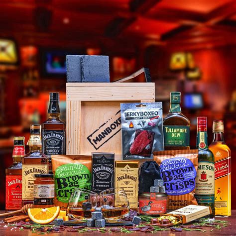 fotografia luxusného setu na whisky alebo debny s páčidlom a gurmánskym obsahom