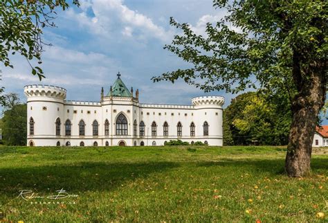 Ilustračná fotografia romantického kaštieľa obklopeného parkom