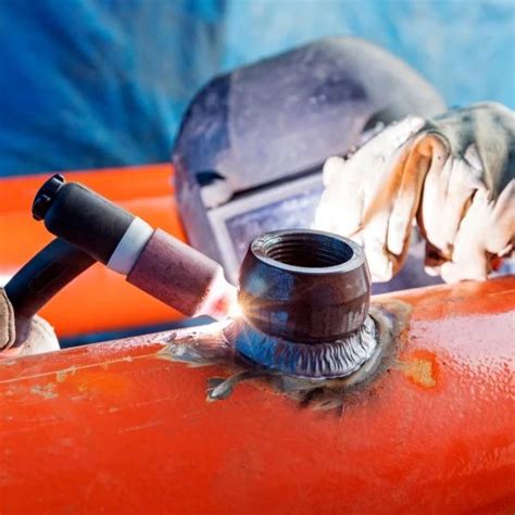 Detail zvárania kovového vianočného stromčeka