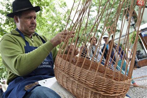 detail drevených postavičiek znázorňujúcich tradičné slovenské remeslá