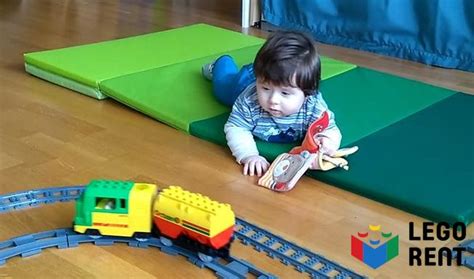 fotografia dieťaťa hrajúceho sa s LEGO DUPLO vláčikom