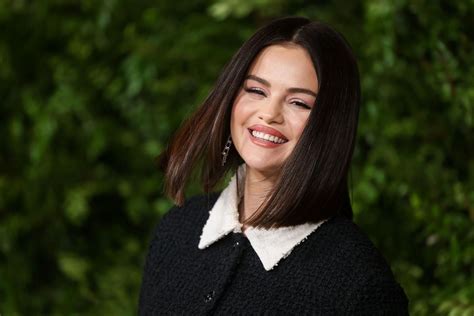Fotografia Seleny Gomez, ktorá zdôrazňuje jej status ikony v popkultúre