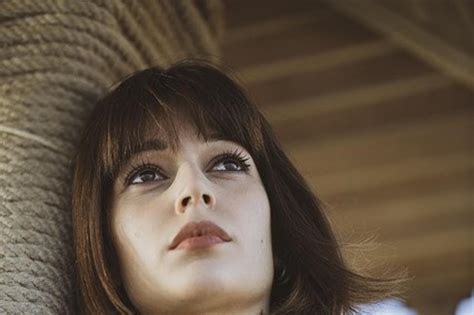 Portrétna fotografia Gabriely Filippi v jej umeleckom a duchovnom prostredí