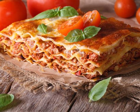 Detailný záber na servírované bolonské lasagne na tanieri