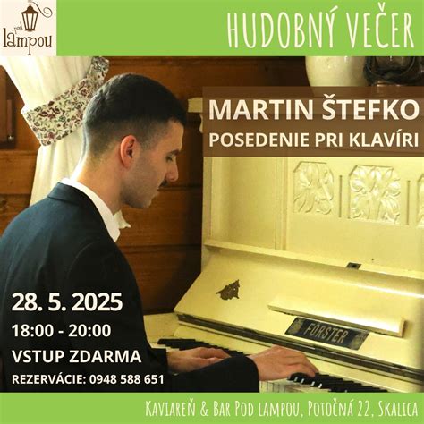 Portrét speváčky Márie Čírovej pri klavíri