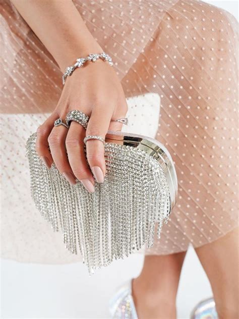 Detailné zobrazenie flitrových šiat, listovej kabelky a elegantných šperkov vhodných na jubileum