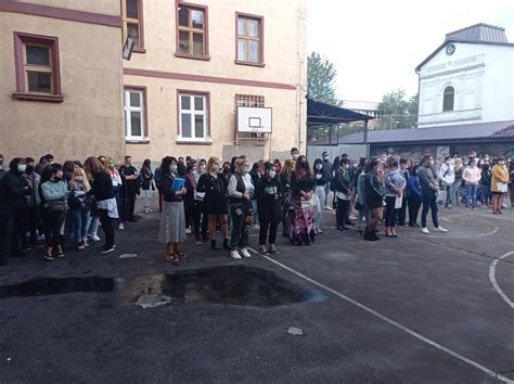 ilustračné foto slávnostného otvorenia školského roka na nádvorí školy