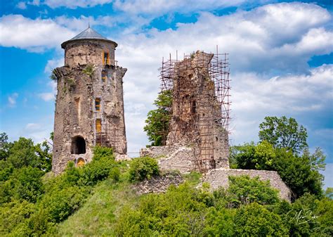 panoramatická fotografia zasneženého Liptovského Hrádku s výhľadom na hrad a okolitú tatranskú prírodu