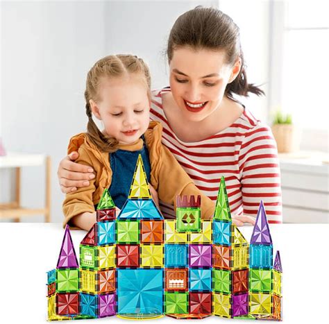 Dieťa hrájúce sa s magnetickou stavebnicou