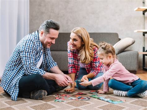 Rodina skladá puzzle spoločne