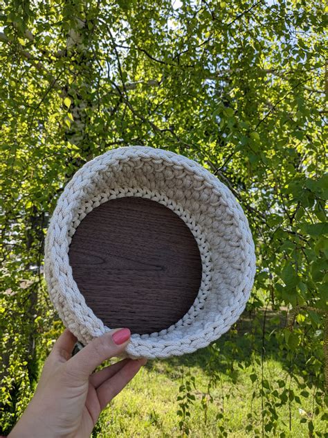 Detailný záber na háčkovaný košík s dreveným dnom