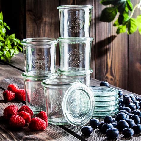 priehľadný zavárací pohár plný bankoviek, ozdobený stuhou