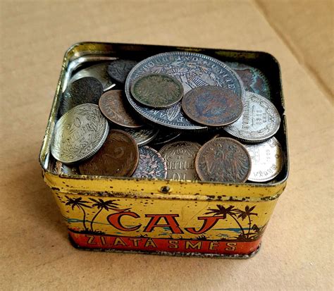 krabička od hranoliek plná zrolovaných bankoviek