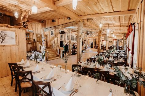 Vonkajšia svadobná hostina v prírodnom prostredí