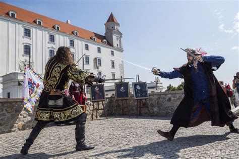 Zobrazenie šermiarov v dobových kostýmoch počas vystúpenia