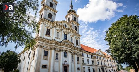 Ilustrácia znázorňujúca obrad blahorečenia na štadióne s davom veriacich