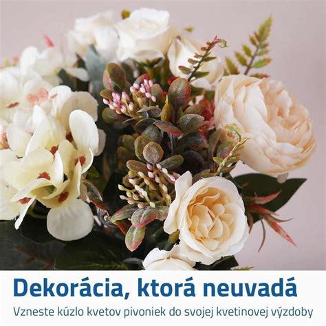 Príklady rôznych ozdôb ako sú umelé kvety, stuhy a gombíky vhodné na dekoráciu papierových vencov.