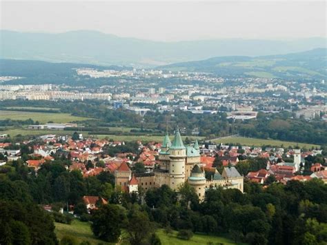 Panoramatický pohľad na kúpeľné mesto Bojnice s dominantou zámku
